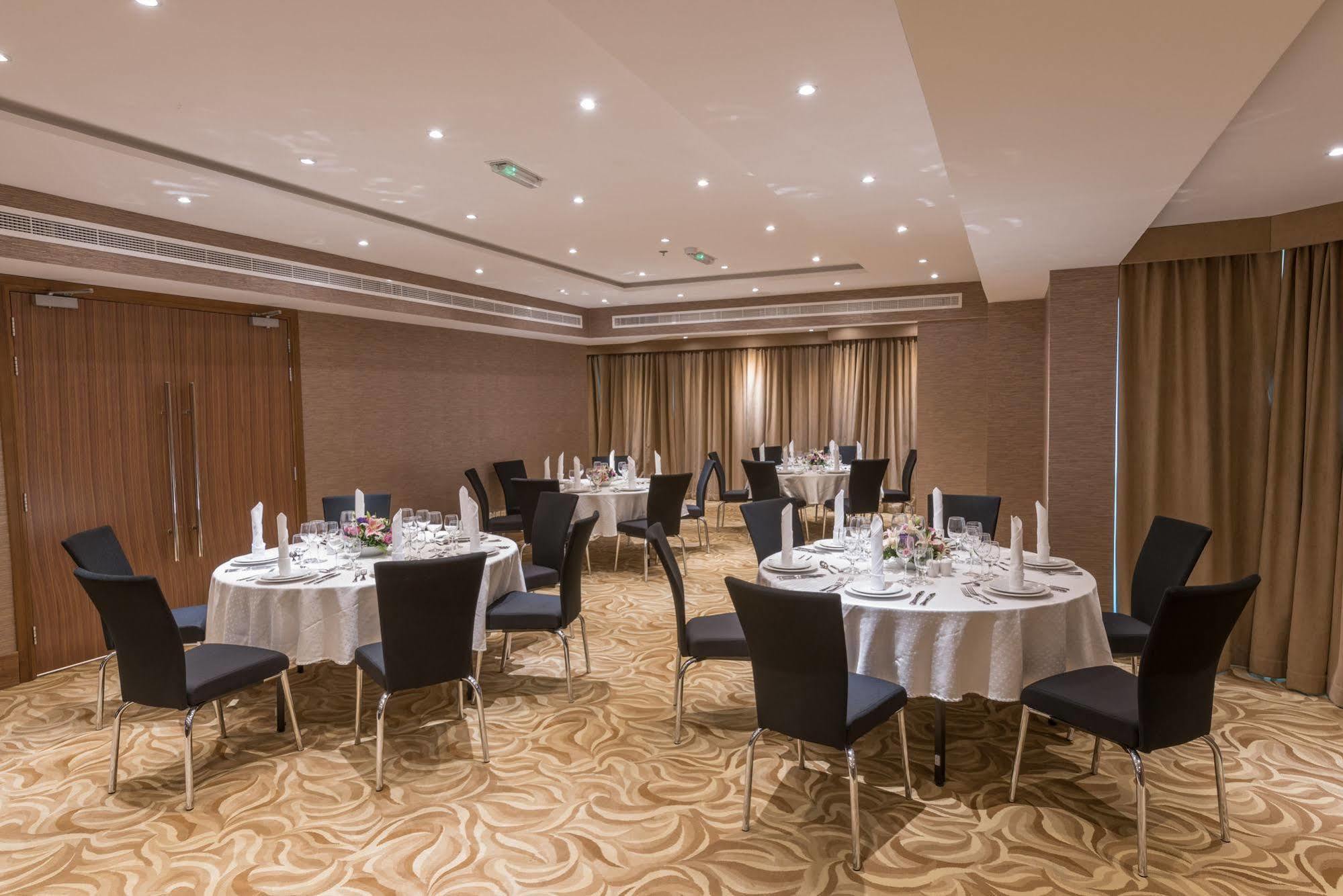Hawthorn Extended Stay By Wyndham Abu Dhabi City Center Экстерьер фото