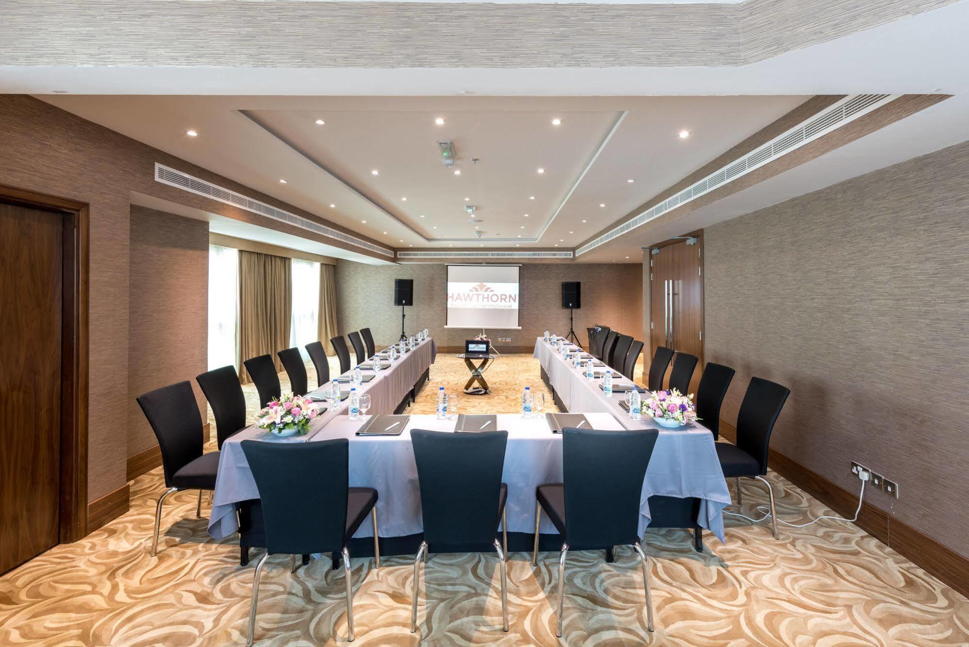 Hawthorn Extended Stay By Wyndham Abu Dhabi City Center Экстерьер фото