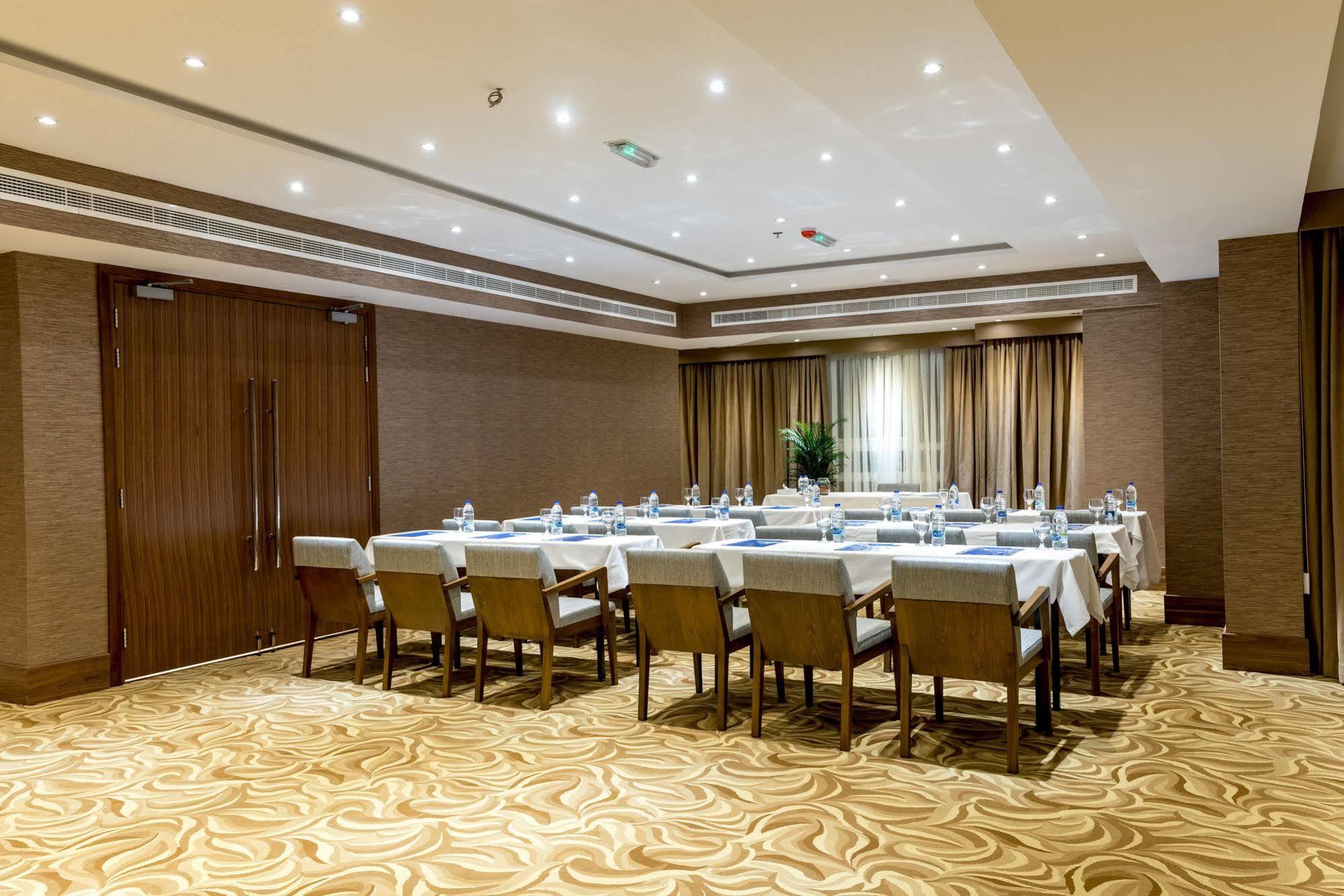 Hawthorn Extended Stay By Wyndham Abu Dhabi City Center Экстерьер фото